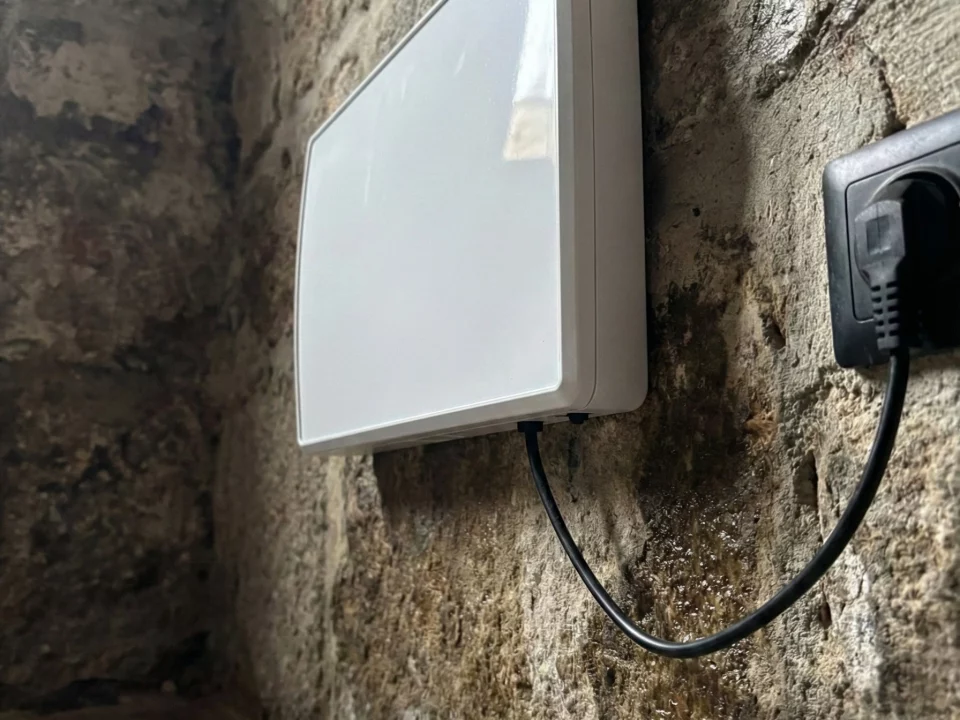 Apparecchio ATE montato su muro in pietra con problemi di umidità