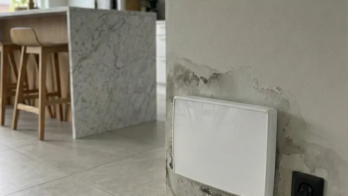 Dispositivo ATE installato su muro umido con tracce di umidità visibili