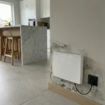 Dispositivo ATE installato su muro umido con tracce di umidità visibili